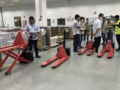 電動(dòng)高升程搬運(yùn)車交付使用，感謝廠家羅總親自跟客戶講解操作方法！